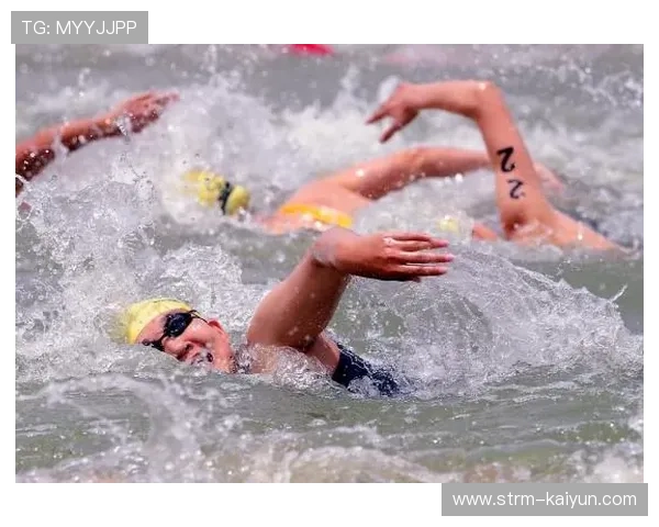 铁人三项游泳赛段 运动员需应对茹雷海滩复杂海况