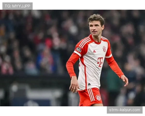 特写：即将退役的穆勒在训练中向年轻球员传授“空间阅读”与跑位心得